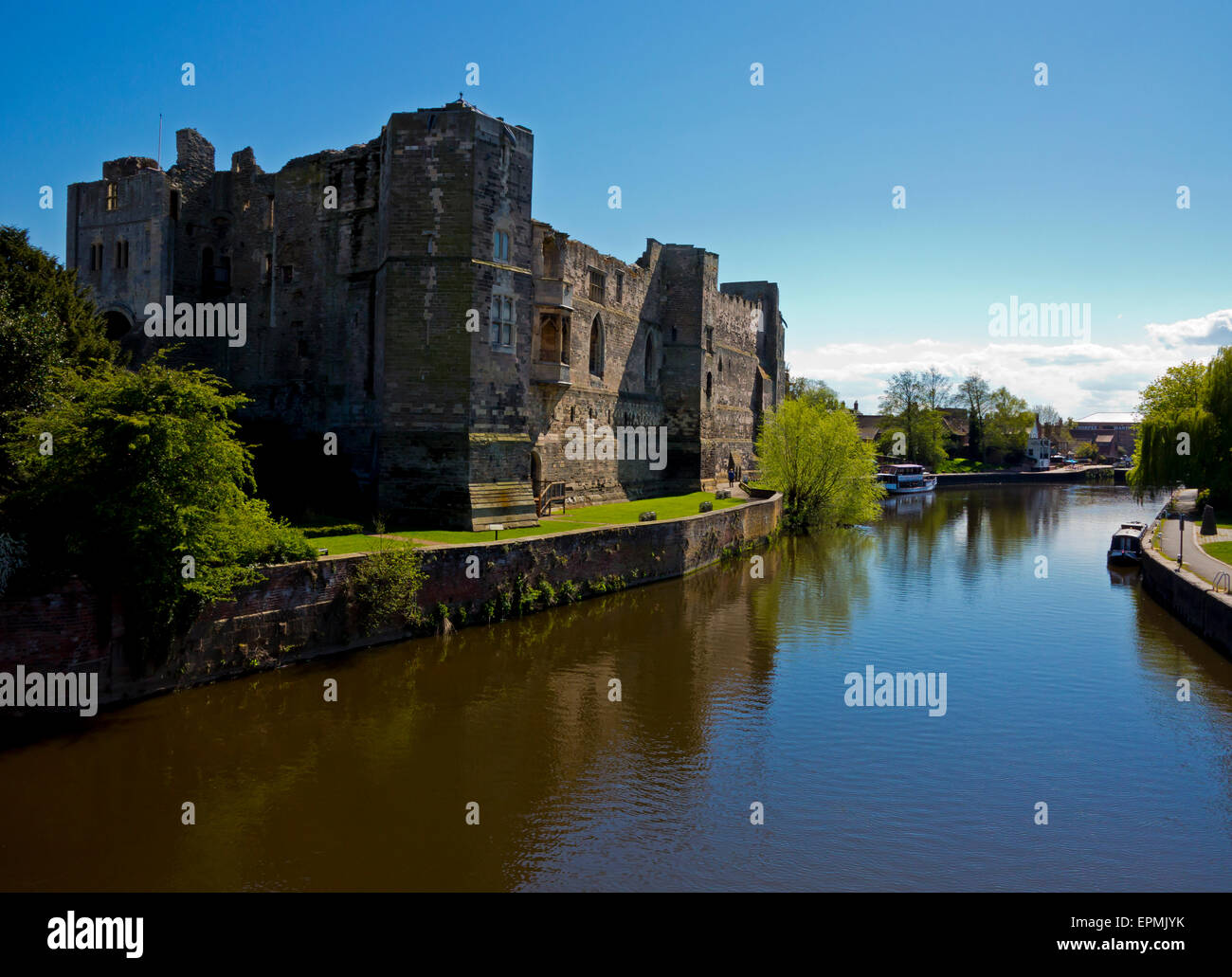 Le rovine del castello di Newark in Newark on Trent NOTTINGHAMSHIRE REGNO UNITO Inghilterra costruita a metà del XII secolo e restaurato nel XIX secolo Foto Stock