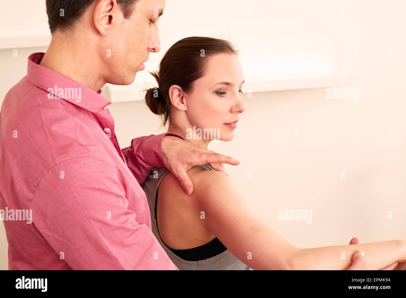 Chirurgo ortopedico con un paziente in trattamento. Foto Stock