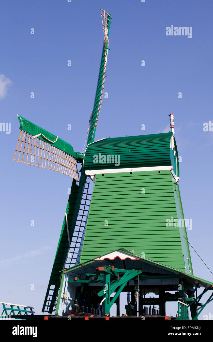 Mulini a vento di Zaanse Schans, lavorando vecchi mulini a vento olandese lungo il fiume de Zaan Foto Stock