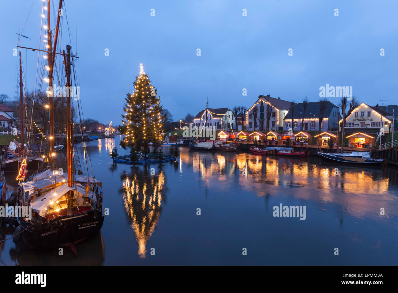Germania, Bassa Sassonia, Carolinensiel, porto con illuminazione di Natale Foto Stock