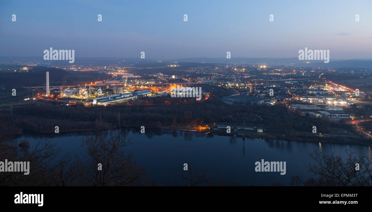 Germania, la zona della Ruhr, Hagen, la produzione combinata di calore e la stazione di alimentazione al crepuscolo Foto Stock