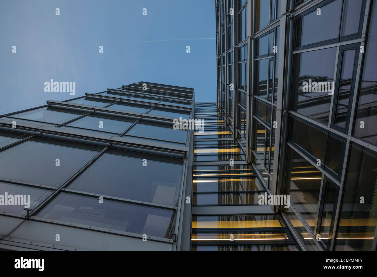 Germania - Monaco, vetro facciata di edificio amministrativo al crepuscolo serale Foto Stock