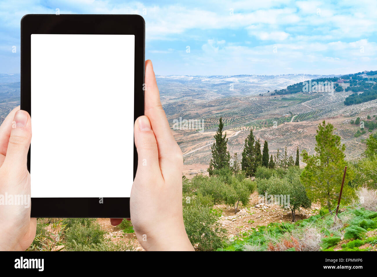 Concetto di viaggio - Fotografia turistica in Terra Santa dal Monte Nebo in Giordania su tablet pc con taglio fuori schermo vuoto con il luogo di annuncio Foto Stock