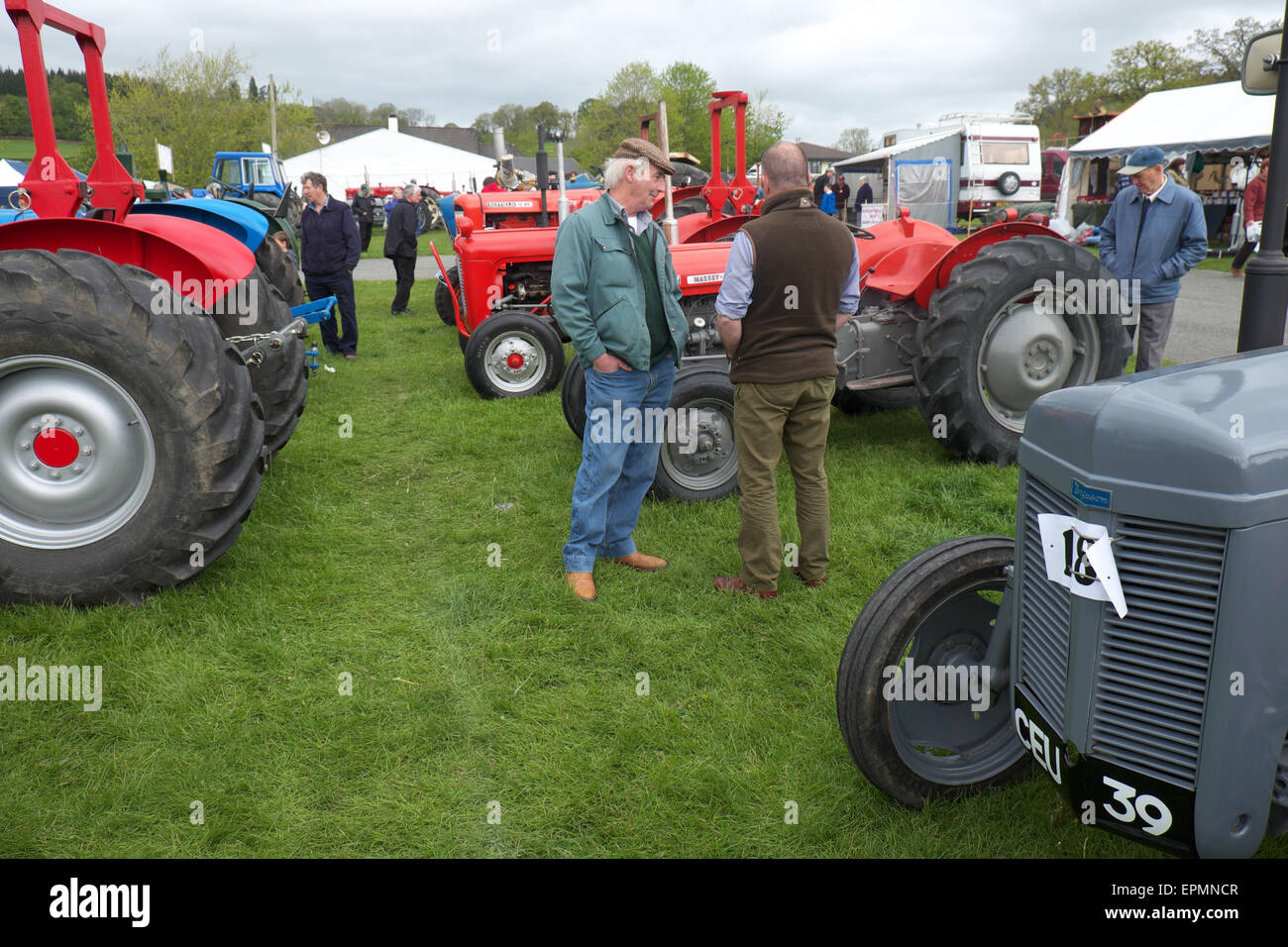 Royal Welsh Festival di Primavera di due agricoltori smettere di parlare tra il vintage il trattore presenta Foto Stock