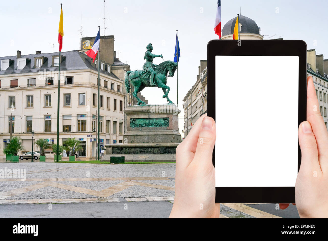 Concetto di viaggio - Fotografia turistica monumento di Jeanne d Arc su Place du Martroi in Orleans, Francia su tablet pc con tagliare sc Foto Stock
