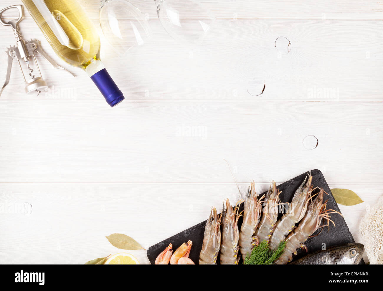 Crudo fresco il cibo del mare con spezie e vino bianco bottiglia sul tavolo di legno dello sfondo. Vista da sopra con lo spazio di copia Foto Stock