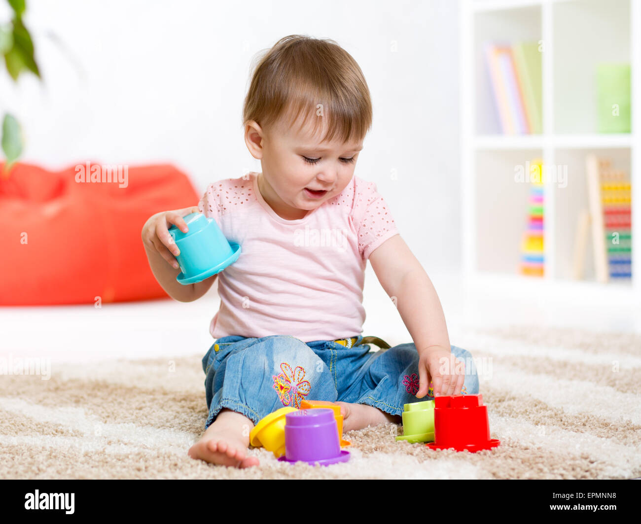 Kid bambina gioca con giocattoli per interni Foto Stock