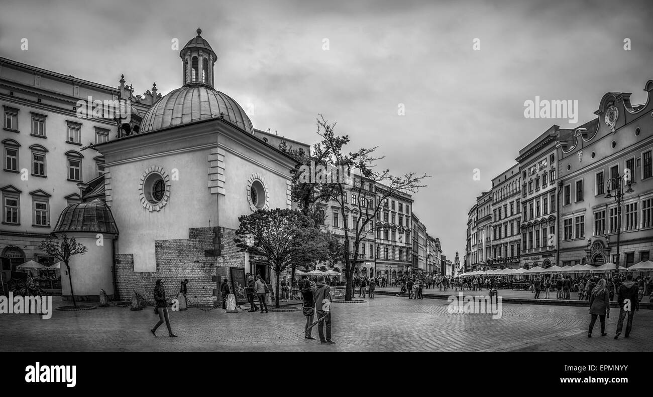 A Cracovia, Polonia - 01 MAY 2015: foto in bianco e nero di Sant Adalberto chiesa presso la Piazza Principale di Cracovia Cracovia ( ), Polonia Foto Stock
