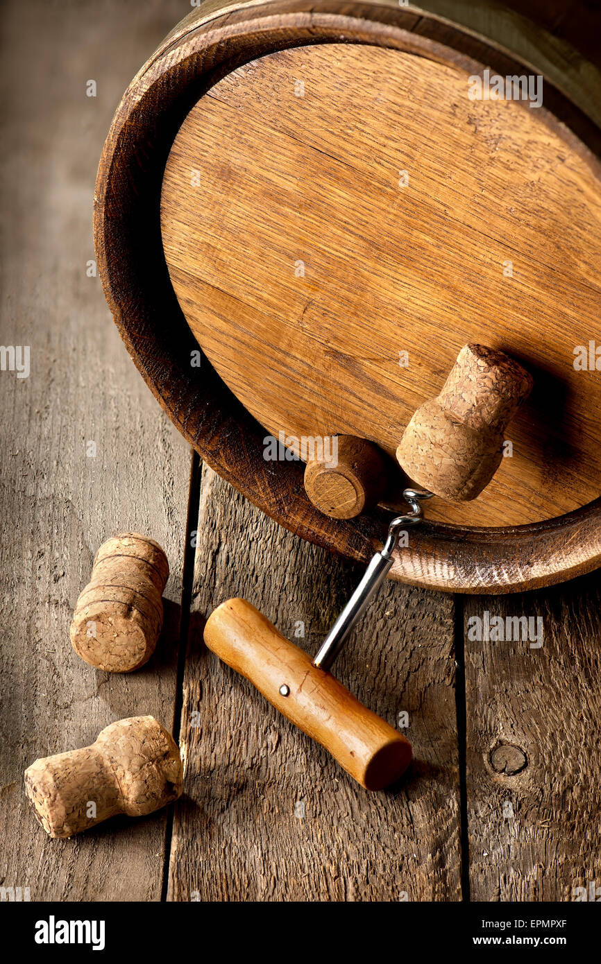Botte con tappi e cavatappi su un tavolo di legno Foto stock - Alamy