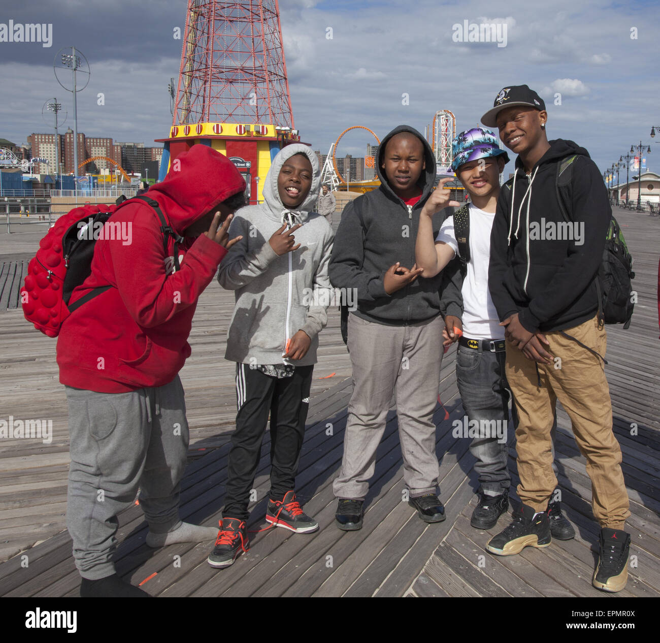 I ragazzi adolescenti a piedi lungo la passeggiata a mare a Coney Island dopo la scuola. Brooklyn, New York. Foto Stock