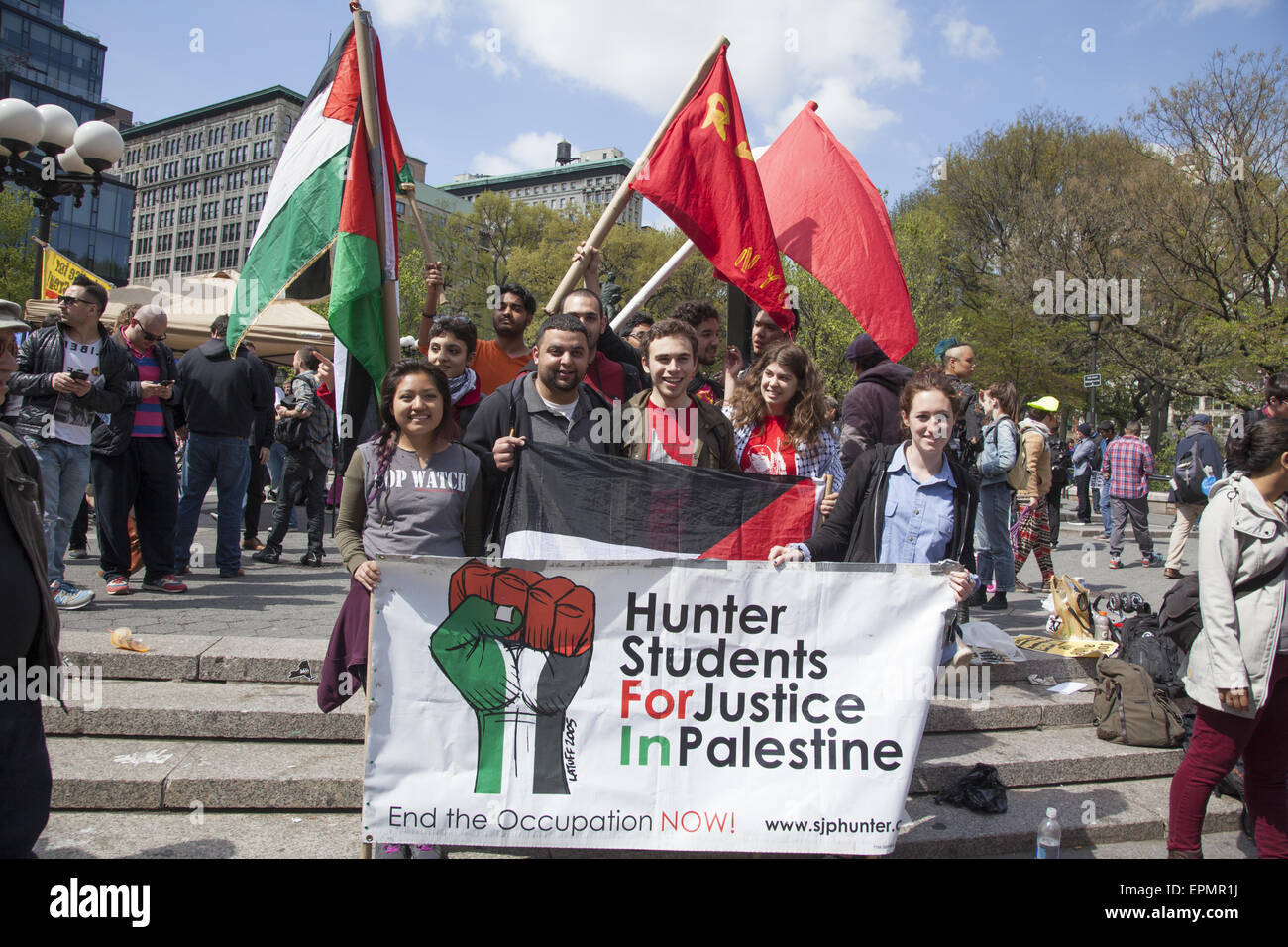 Union Square diventa un punto di incontro per le persone che esprimono varie social & preoccupazioni politiche tra cui immigrati e dei lavoratori Foto Stock