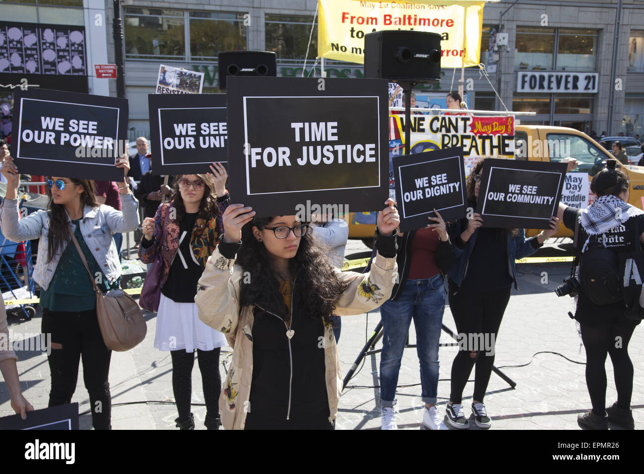 Union Square diventa un punto di incontro per le persone che esprimono varie preoccupazioni sociali e politiche, tra cui i diritti degli immigrati e dei lavoratori. Foto Stock