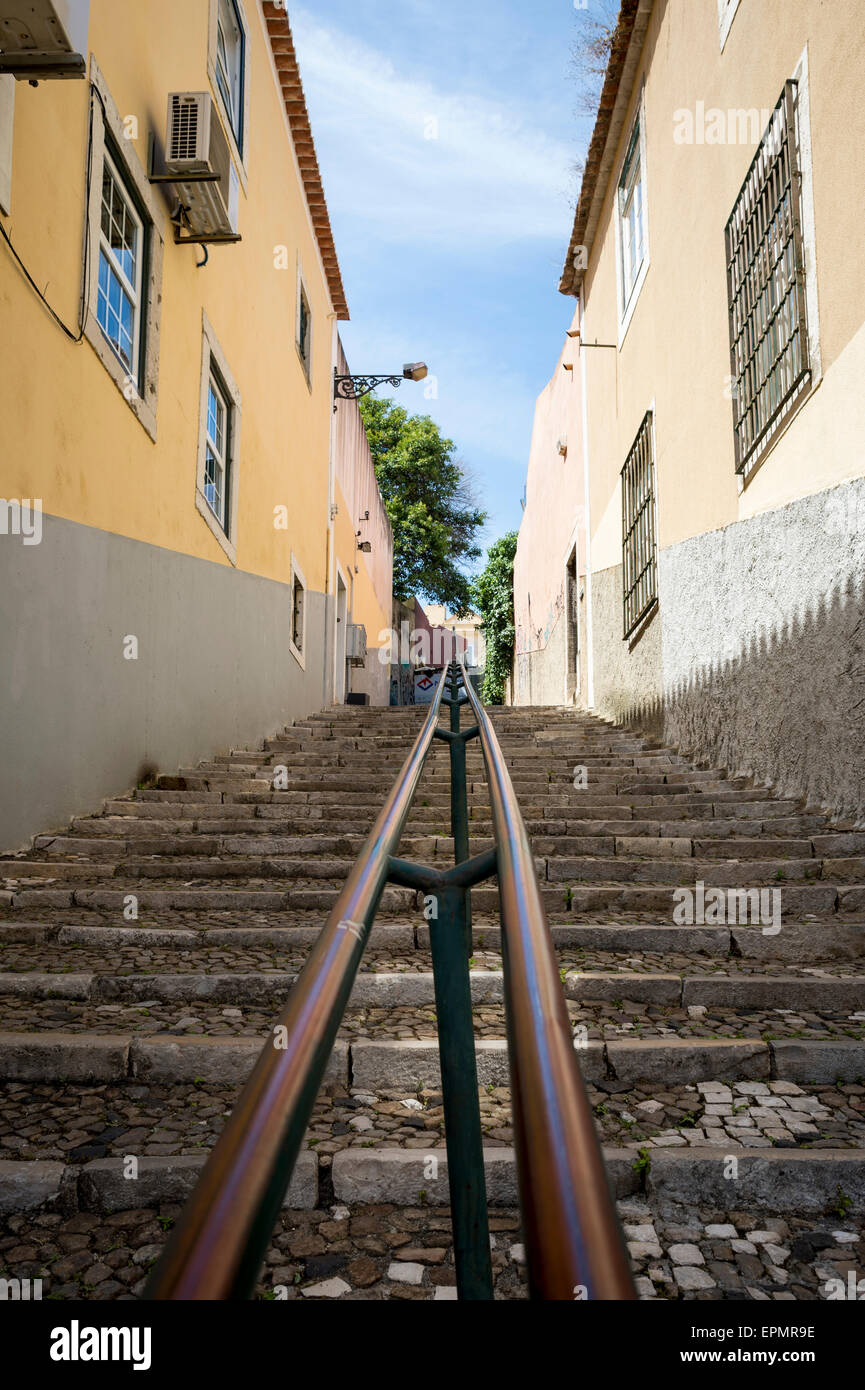Ripide scale di pietra a Lisbona Portogallo Foto Stock