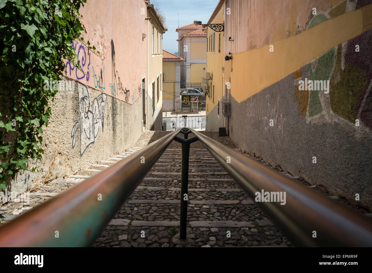 Ripide scale di pietra a Lisbona Portogallo Foto Stock
