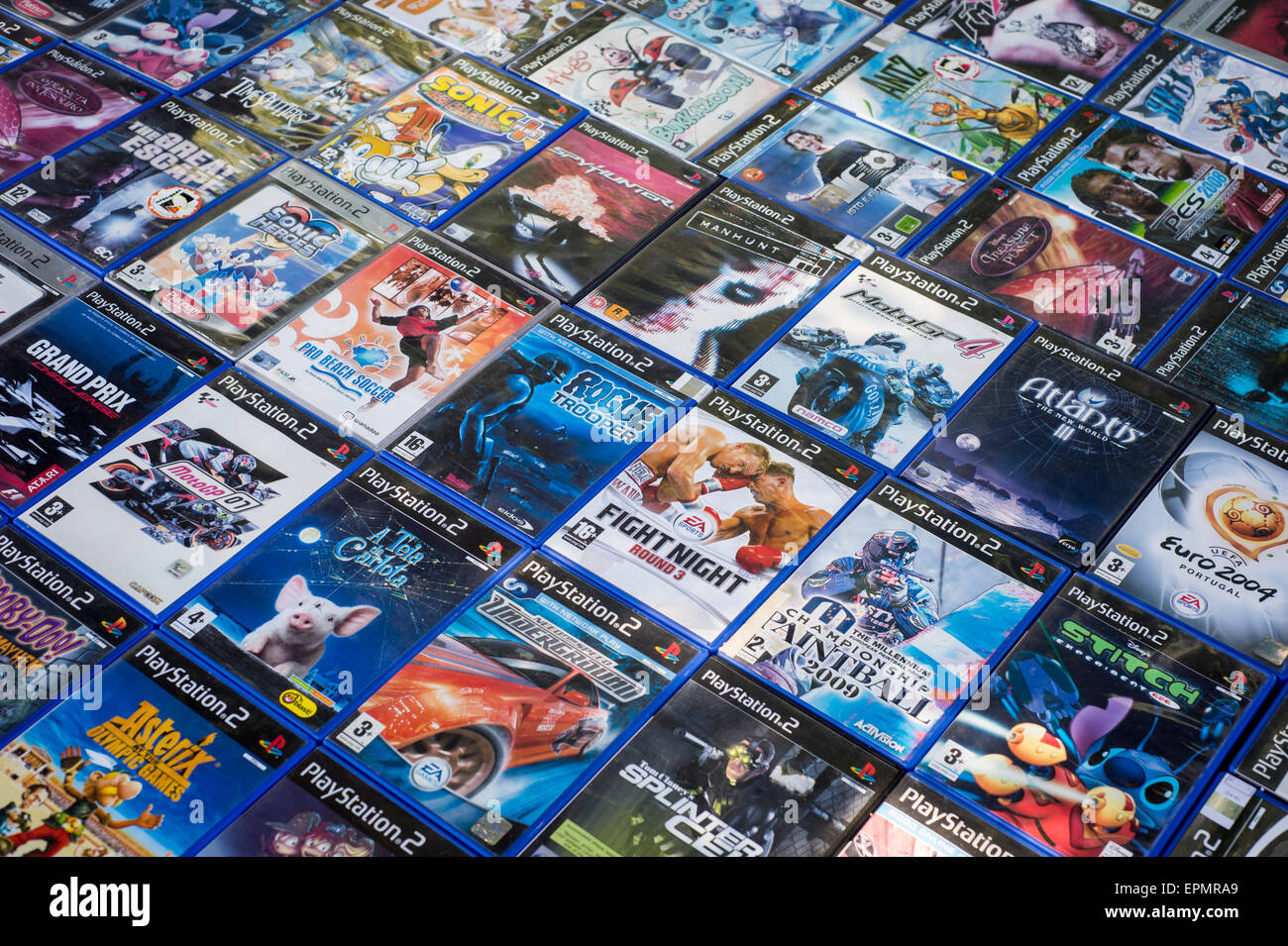 Computer giochi per play station in vendita su un mercato in stallo a Lisbona Foto Stock