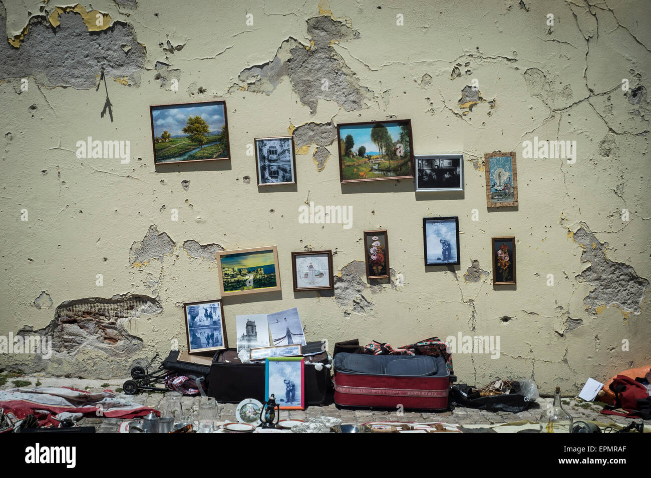 Stampe, fotografie e bricabrac in vendita nelle strade di Lisbona Portogallo Foto Stock