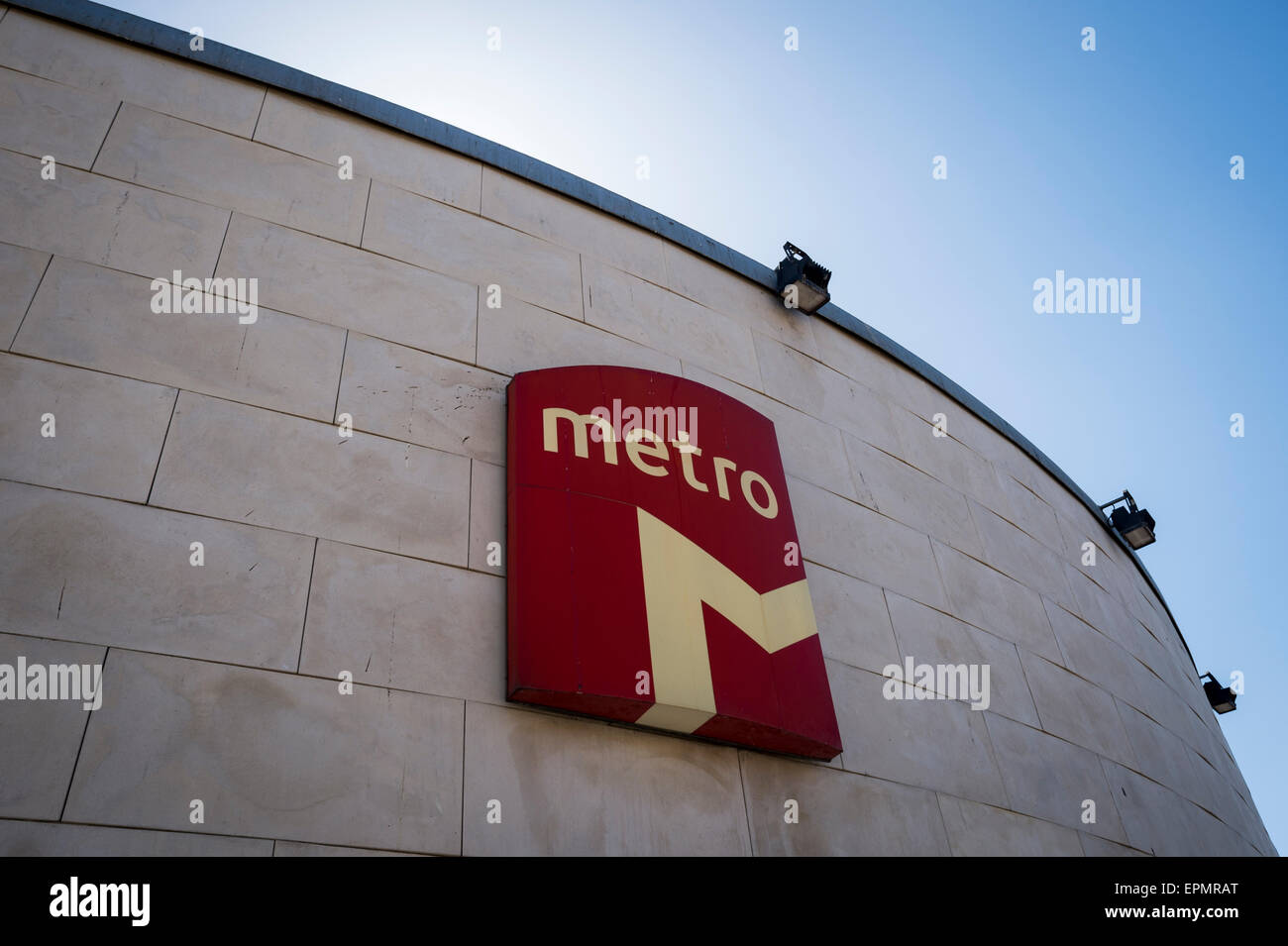 Segno per il metro al di fuori di una stazione di Lisbona Portogallo Foto Stock