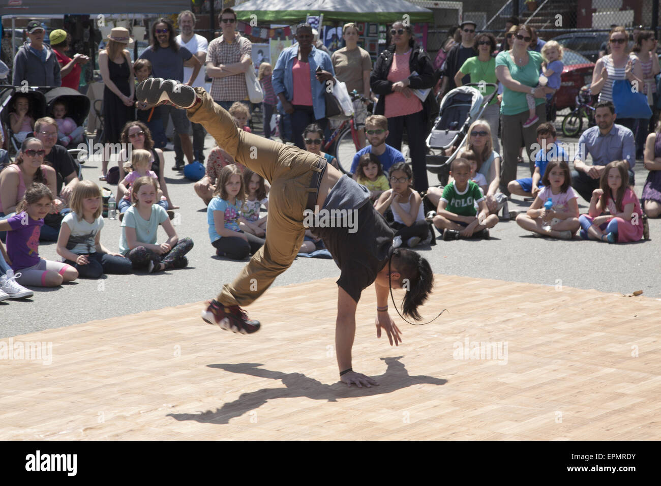 Danzatori provenienti da una locale scuola di danza di eseguire in un quartiere festival di Brooklyn, New York. Foto Stock