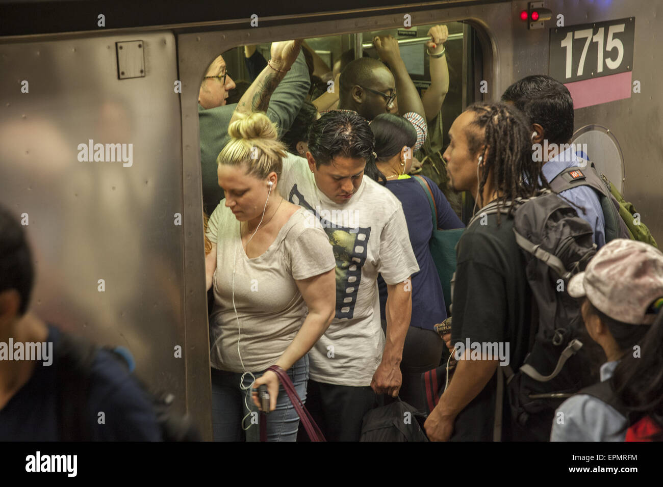 Pendolari che vanno a casa la sera ora di punta sul Grand Central, 42nd St. stazione della metropolitana piattaforma. Foto Stock