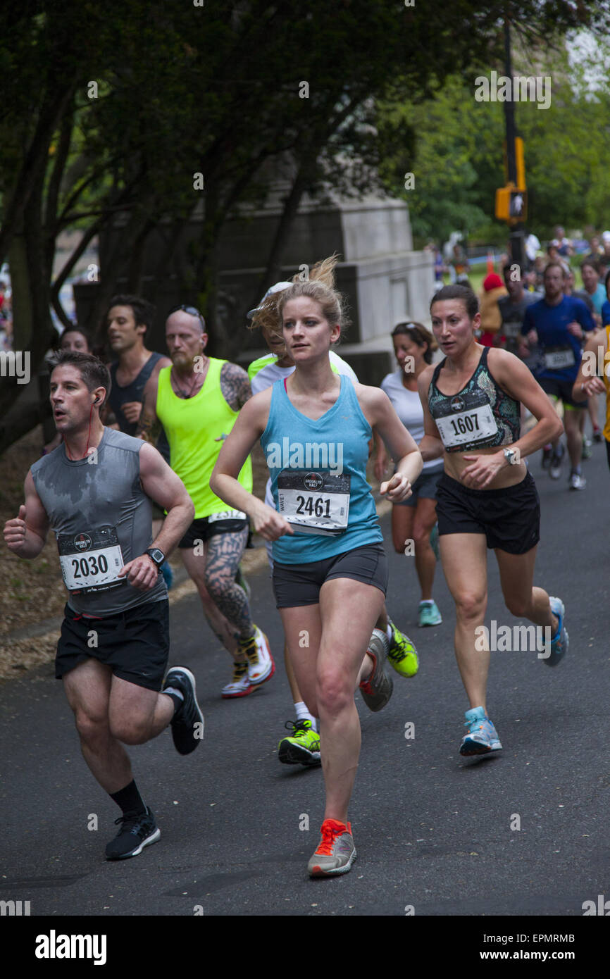 Oltre 25.000 corridori hanno partecipato nel 2015 Brooklyn ½ Maratona. Corridori partecipano al giro di boa in Prospect Park. Foto Stock