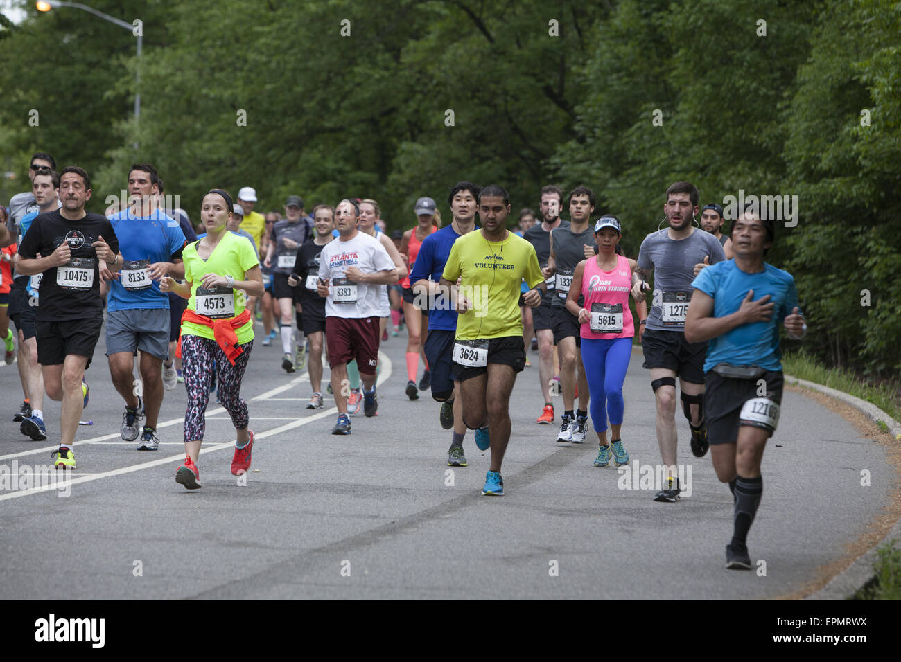Oltre 25.000 corridori hanno partecipato nel 2015 Brooklyn ½ Maratona. Corridori partecipano al giro di boa in Prospect Park. Foto Stock