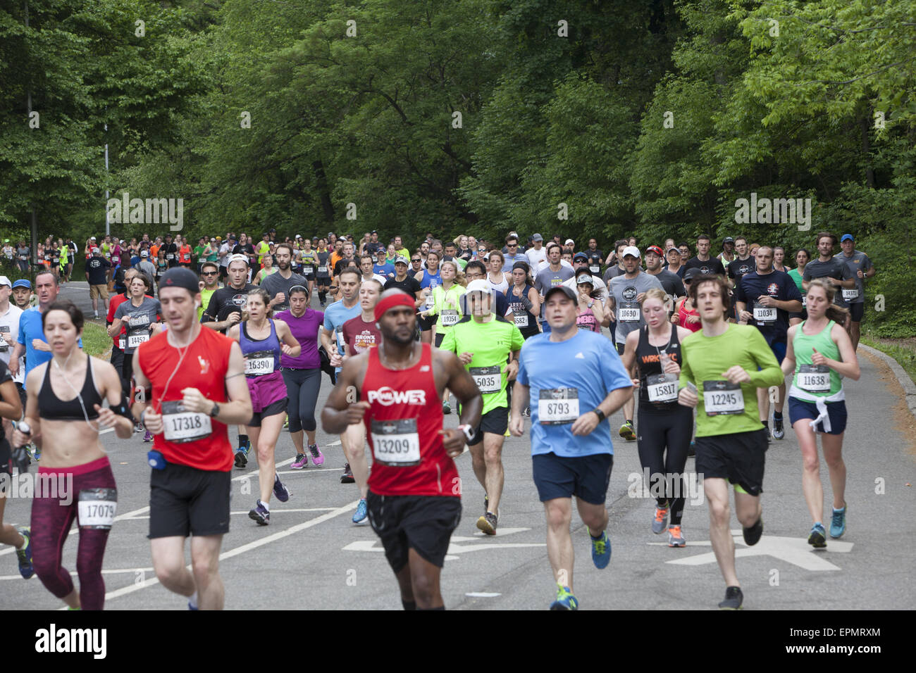 Oltre 25.000 corridori hanno partecipato nel 2015 Brooklyn ½ Maratona. Corridori partecipano al giro di boa in Prospect Park. Foto Stock