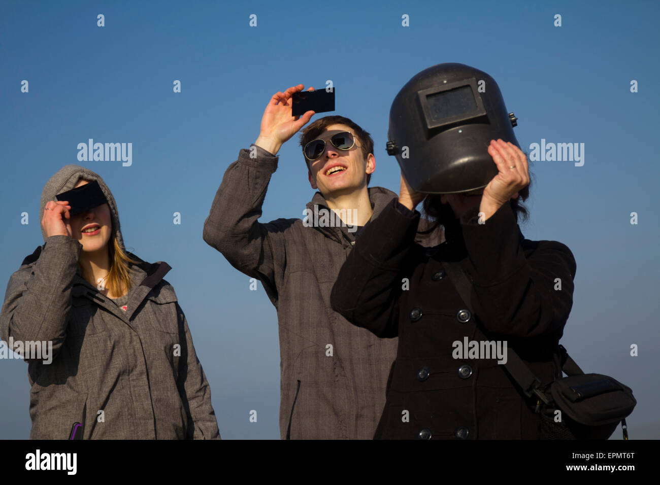 Persone che guardano la specacular parziale eclissi solare, XX marzo, 2015, sulla brughiera, Penisola di Gower, Wales, Regno Unito Foto Stock