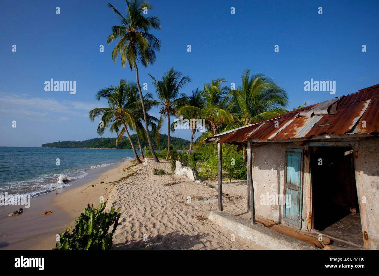 Casa abbandonata su una spiaggia di Grand Anse, Haiti Foto Stock