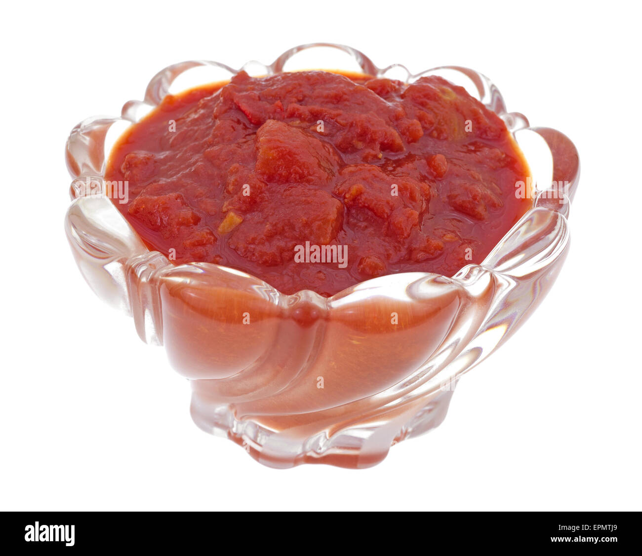 Una ciotola riempita con passata di pomodori e peperoni jalapeño isolato su uno sfondo bianco. Foto Stock