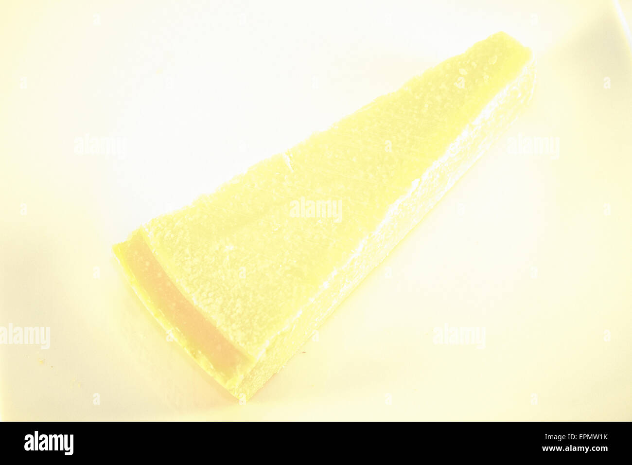 Formaggio parmigiano cuneo, isolati su sfondo bianco Foto Stock
