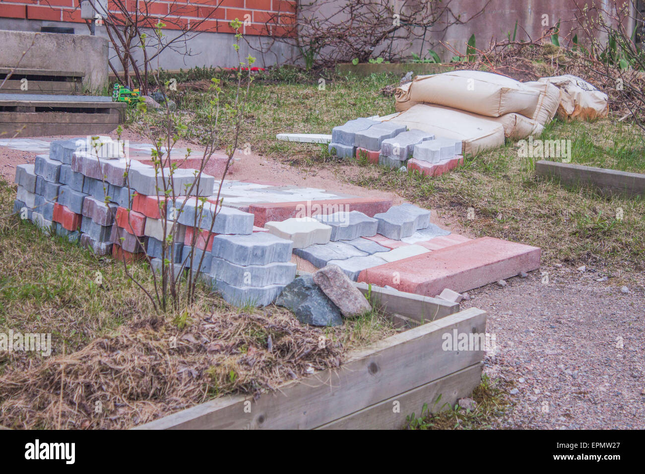 Costruzione di pavimentazione in pietra, di fronte a una casa Foto Stock