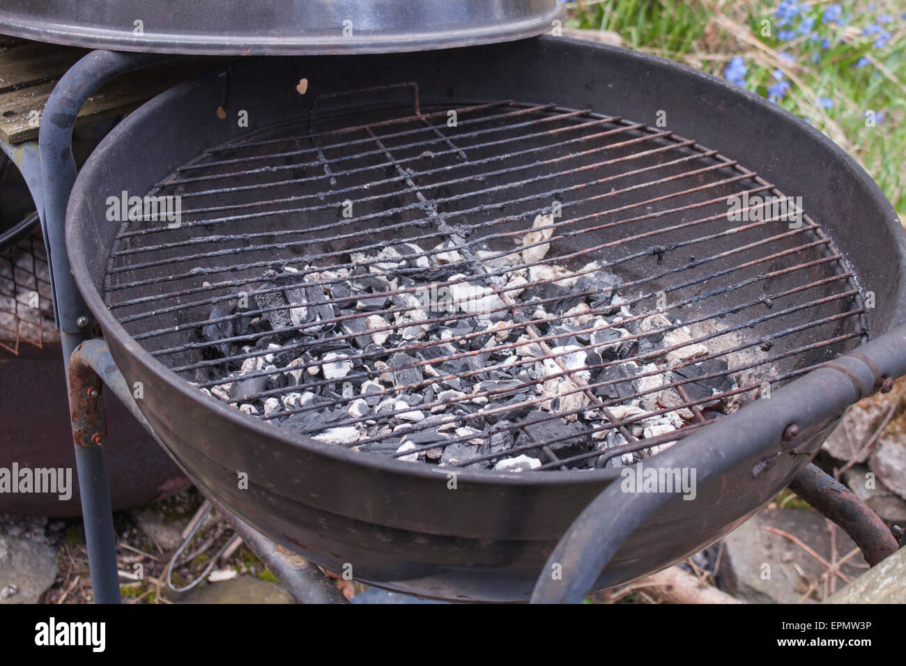 Sfera a freddo del carbone grill, in attesa di un barbecue party Foto Stock