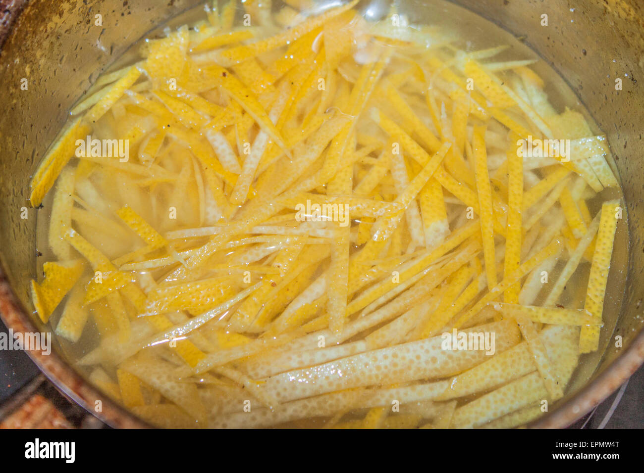 Giallo bollente la scorza di limone, in sciroppo di zucchero Foto Stock