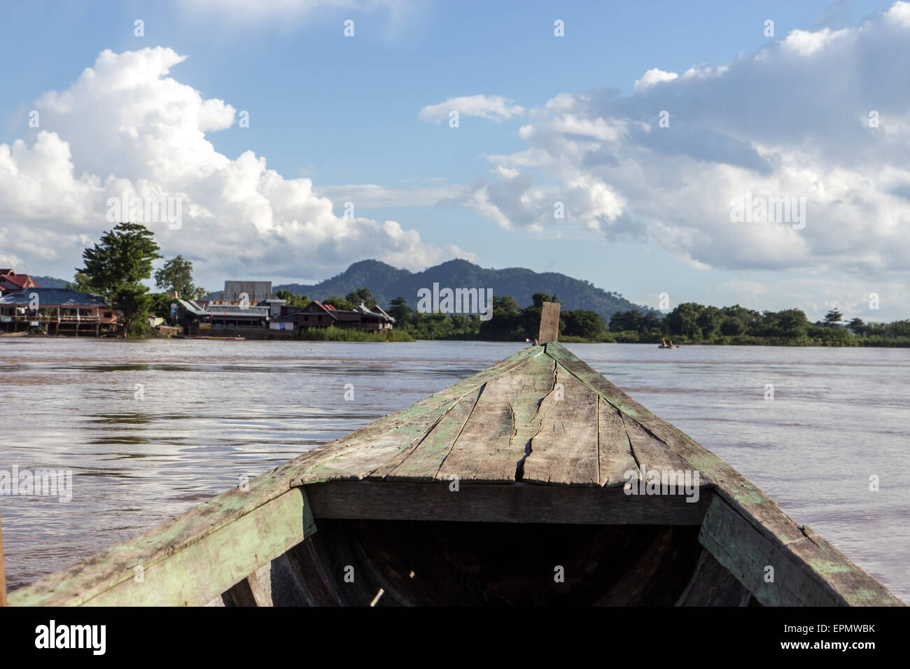 Il traghetto naviga lungo il fiume Mekong nel 4000 isole Foto Stock