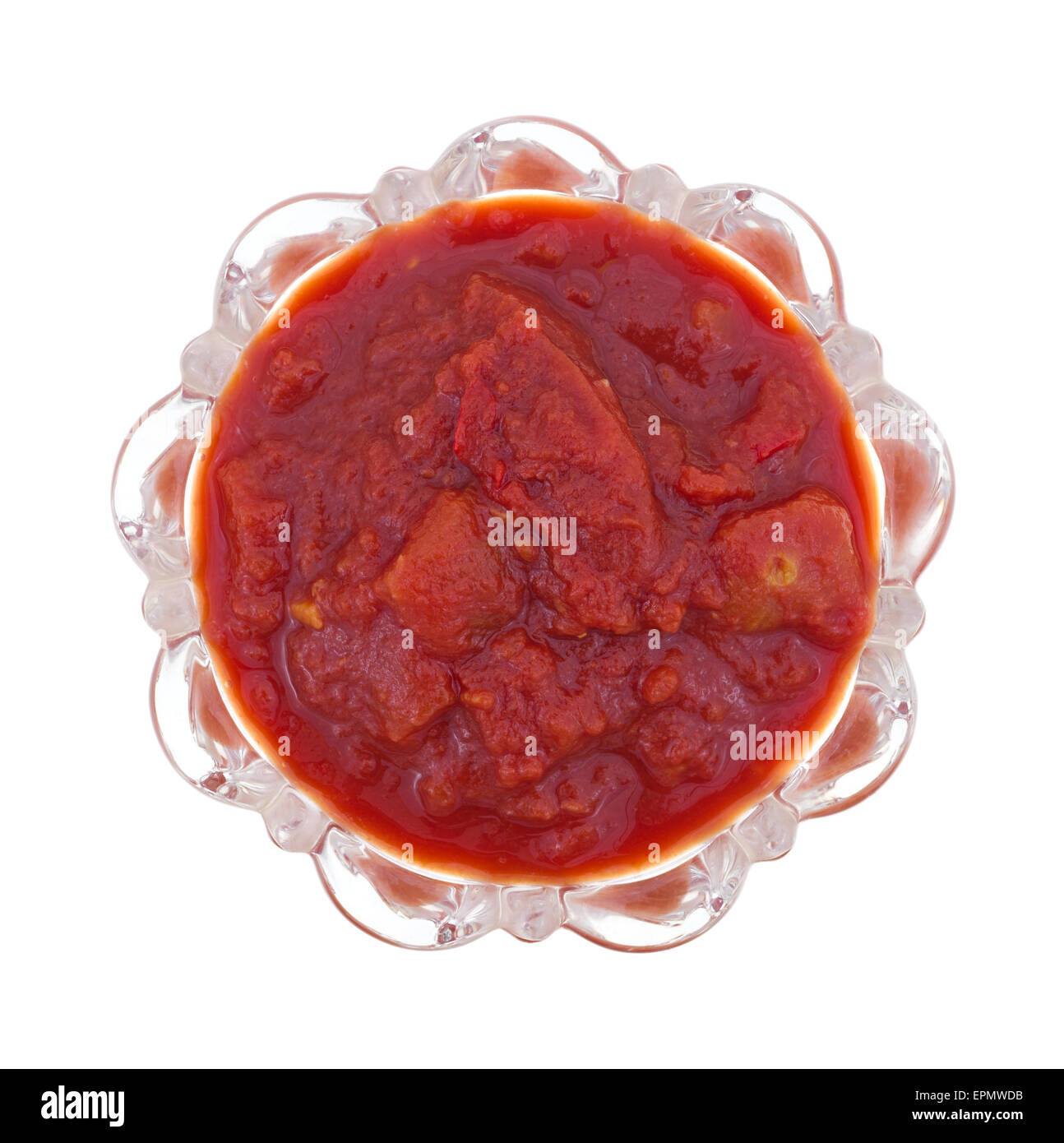 Vista dall'alto di una ciotola di frantumato jalapeño peperoni e pomodori isolato su uno sfondo bianco. Foto Stock