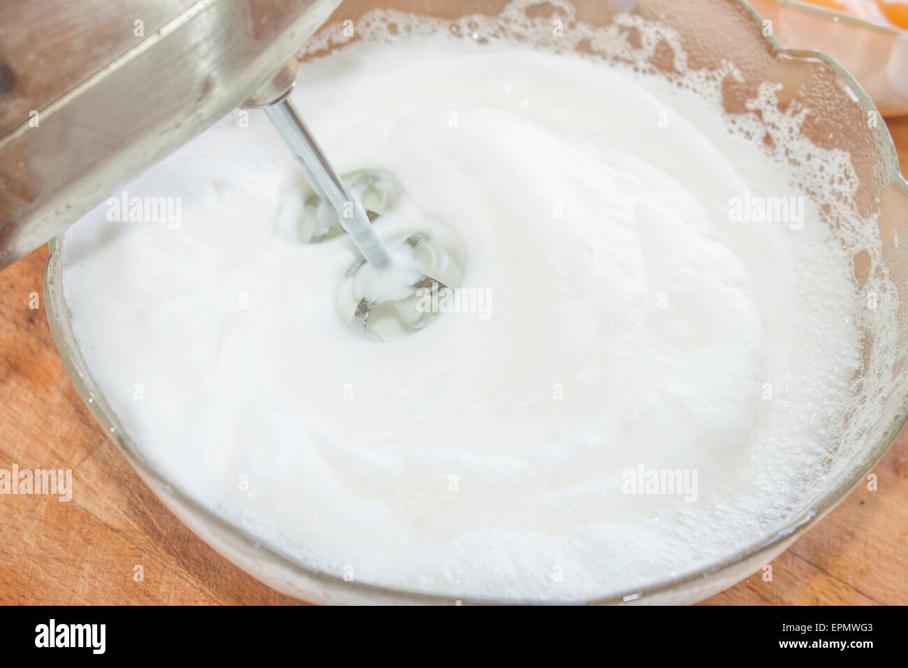 Albumi montati a neve, in una ciotola di vetro Foto Stock