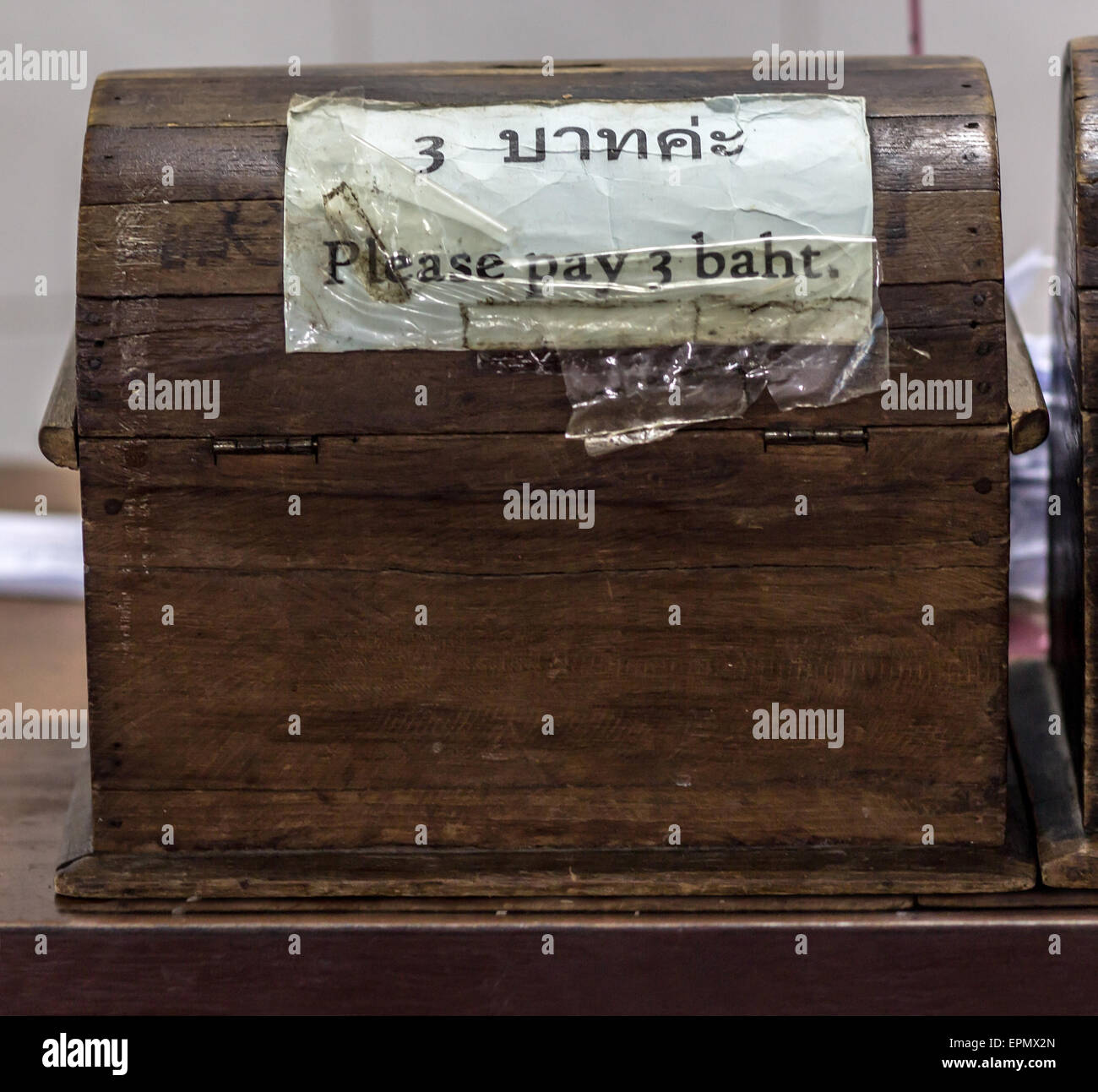 Soldi-box per una tassa su un wc pubblico Foto Stock