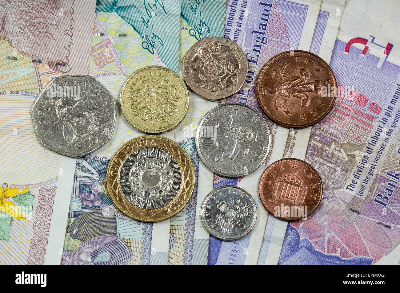 La valuta britannica note con uno di ogni moneta DEL REGNO UNITO Foto Stock