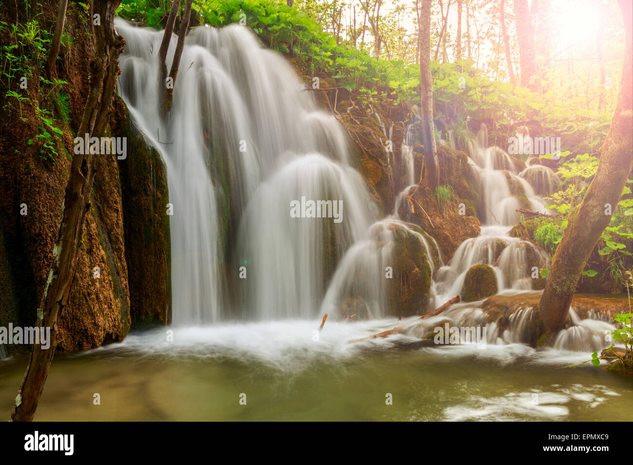 La cascata nel profondo della foresta nel parco nazionale di Plitvice-Croazia Foto Stock