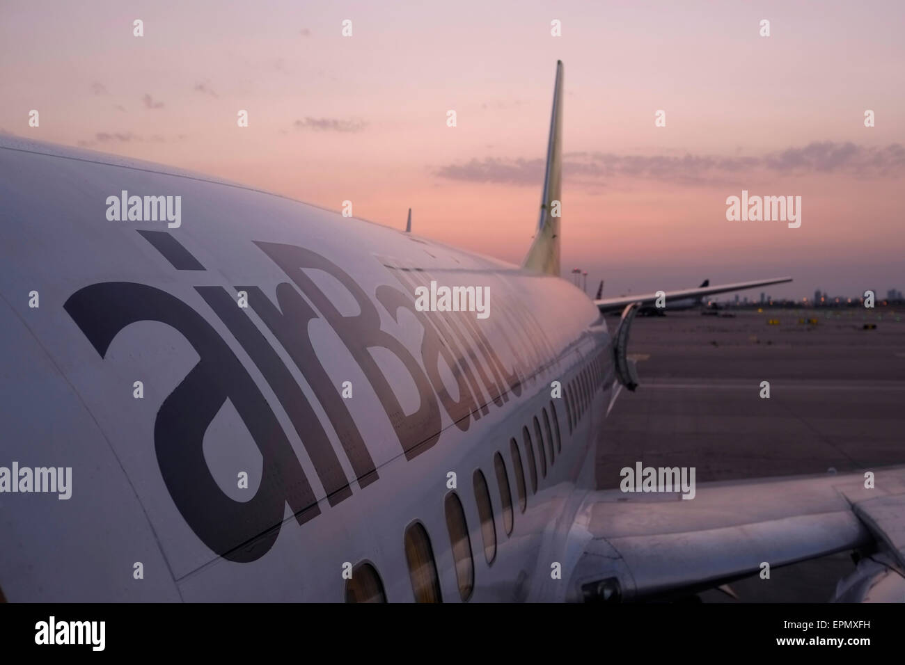 Un aereo Boeing 737–300 della compagnia aerea di bandiera lettone AirBaltic e un vettore a basso costo parcheggiato presso l'aeroporto di ben Gurion, noto come aeroporto di Lod in Israele Foto Stock