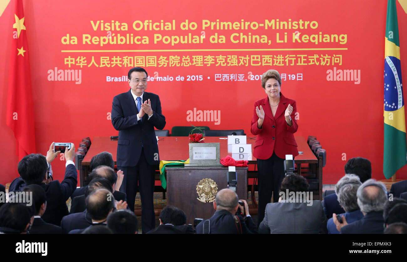 Brasilia, Brasile. 19 Maggio, 2015. Il premier cinese LI Keqiang (L) e il Presidente brasiliano Dilma Rousseff assistere ad un video innovativo per la cerimonia per l'ultra-la trasmissione di energia elettrica ad alta tensione di progetto in Belo Monte della diga idroelettrica, a Brasilia, capitale del Brasile, 19 maggio 2015. Nel febbraio 2014, la Cina della griglia di Stato aggiudicata la gara per la costruzione di linee di alimentazione per le enormi Belo Monte diga sul fiume Xingu nello stato di para, Brasile del Nord. © Pang Xinglei/Xinhua/Alamy Live News Foto Stock