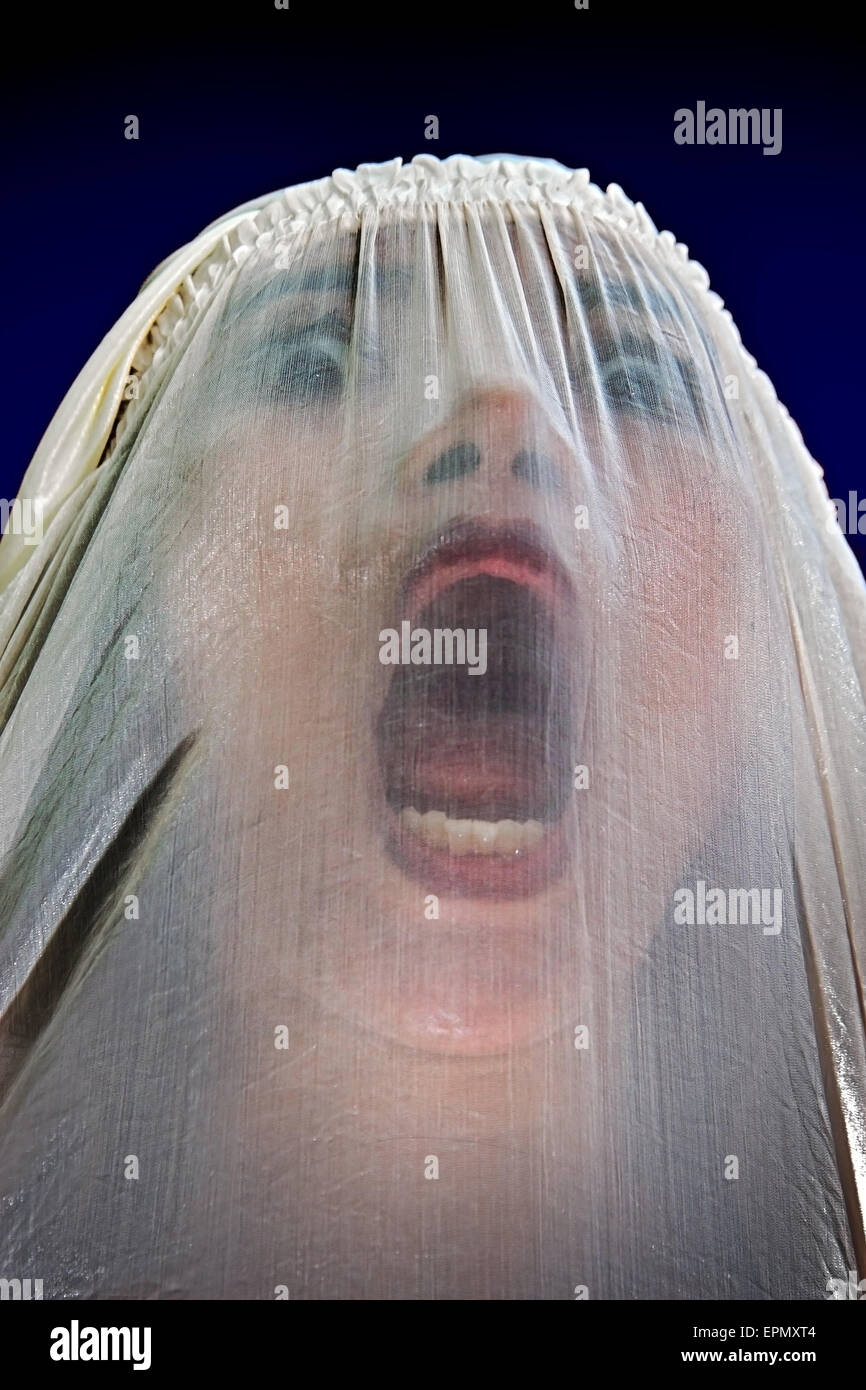Ritratto di una ragazza urlando dietro il velo Foto Stock