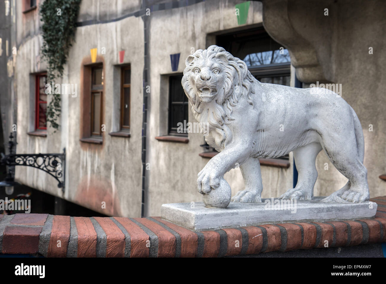 Lion statua che si trova nella parte anteriore della casa Hundertwasser Foto Stock