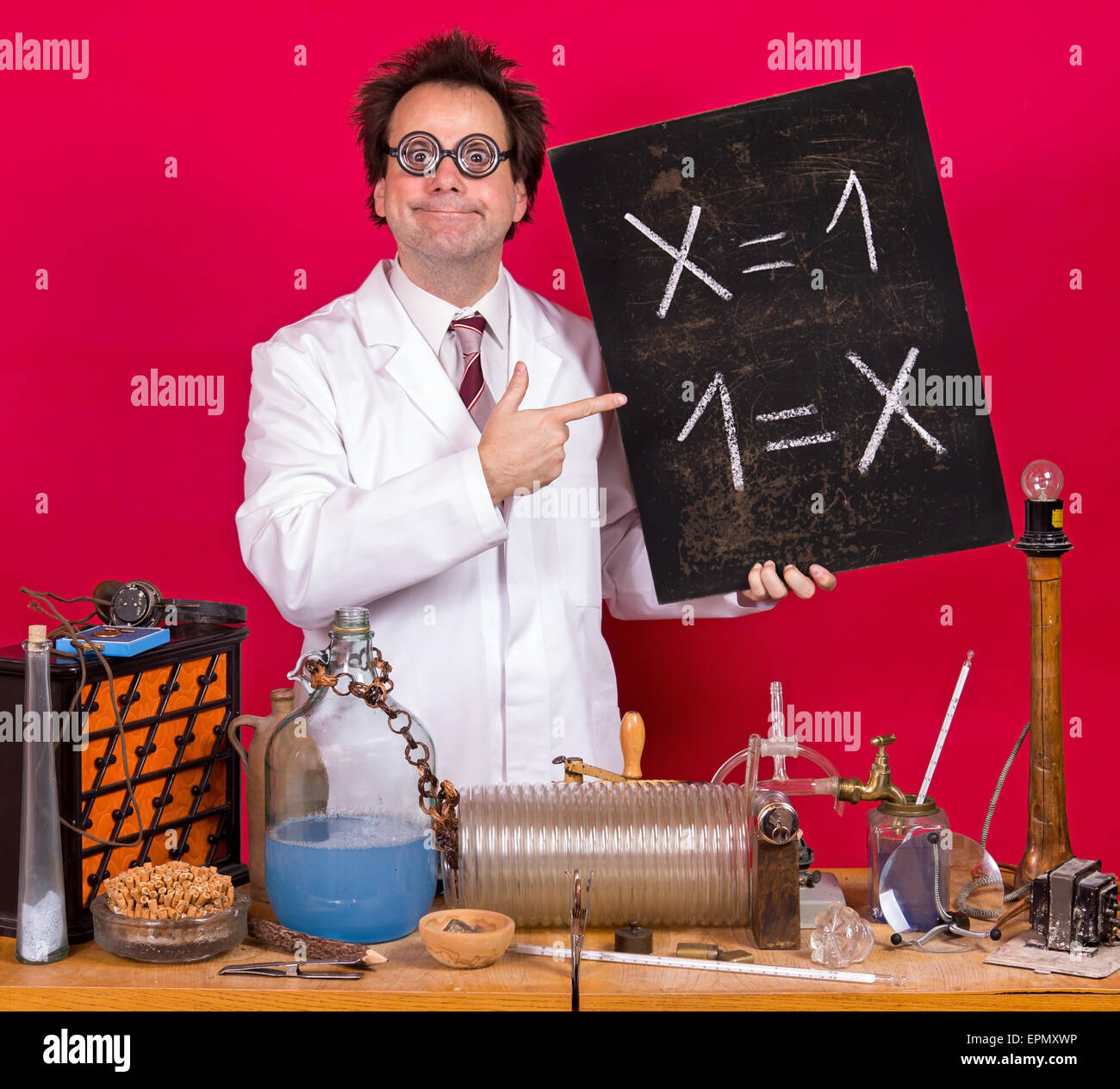 Il Professor in laboratorio mostra una lavagna con formula matematica Foto Stock