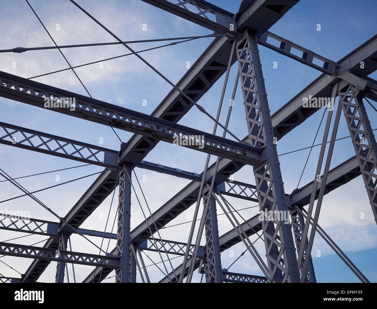 Dettaglio shot di uno storico verniciato grigio rivettato olandese ponte di travatura reticolare contro un cielo blu. Foto Stock