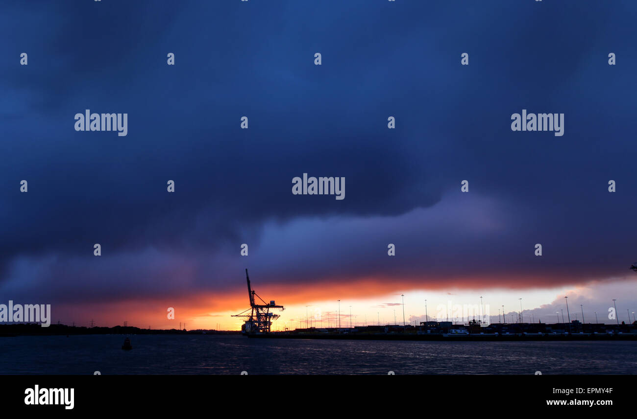 Aria di tempesta sopra il contenitore dal Porto di Southampton Docks come il sole tramonta Foto Stock