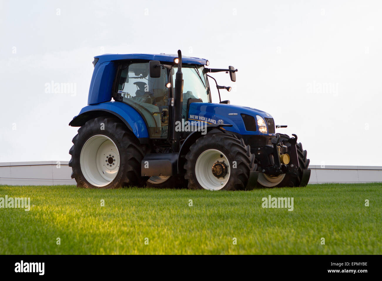 New Holland T6 del trattore su un campo verde Foto Stock