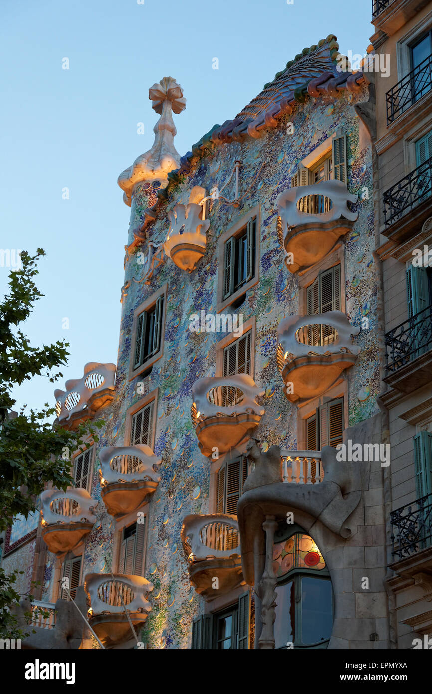 Barcellona Catalogna Spagna Casa Batllo a luce notturna del centro di Barcellona uno di Antoni Gaudí capolavori Foto Stock