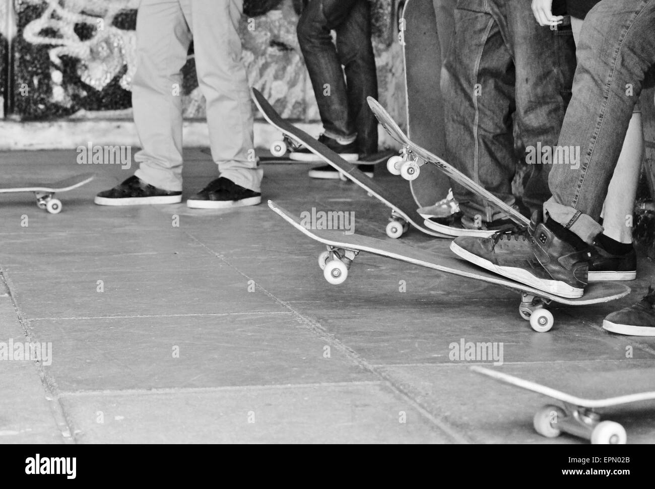 Skateboard fila di skateboarders aspettavano il loro turno, skateboard, guidatore di skateboard, skateboard, pattinaggio, spazio copia, il gruppo pattino, grafiti Foto Stock