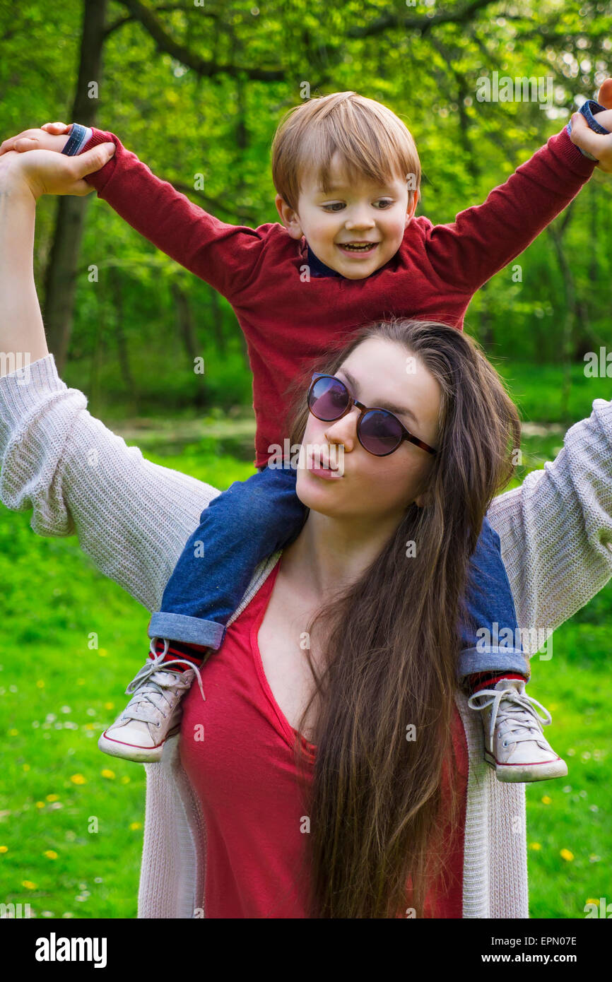Madre e figlio divertirsi nel parco Foto Stock